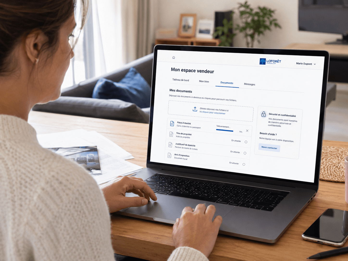 Vendeur qui dépose ses documents dans l'espace client en ligne ouvert par son agent immobilier