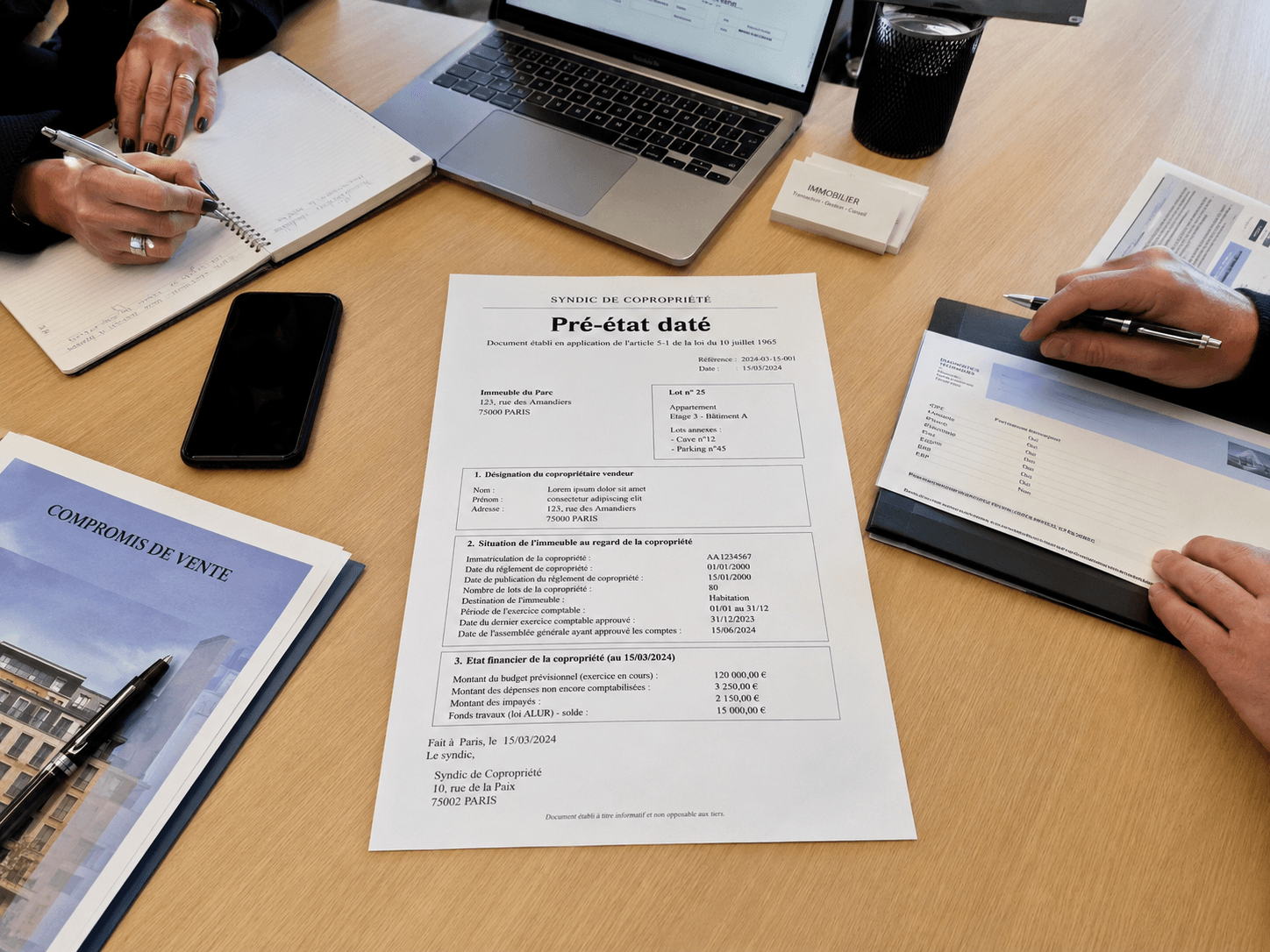 Document de pré-état daté émis par le syndic de copropriété sur le bureau d'un agent immobilier en cours de transaction